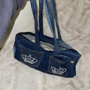 Väska gjord av ett par Victoria Beckham jeans! Väskan har en dragkedja, två ytterfickor och två axelband. 