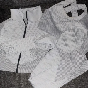 Gym set - Super fin gym set, super bra skick snvänd bara 1-2 gånger då de inte har kommit till användning. Köparen står för frakten💗