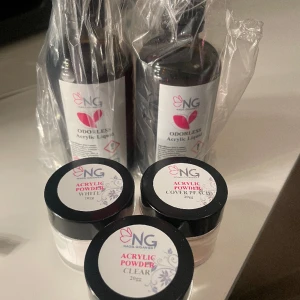 Naglar-akryl  - Akryl pulver i tre lika färger och akryl vätska . Aldrig  använda förutom lite av ena vätskan. Säljs endast som ett kit