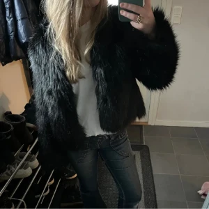 Svart päls jacka  - Säljer en jättesnygg svart pälsjacka, den är som ny❤️Vid snabb affär kan jag tänka mig sänka priset! 