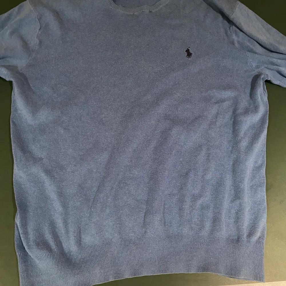 Säljer denna super fina Ralph Lauren tröjan i blått strl M.💙Skriv vid funderingar! Pris kan diskuteras . Tröjor & Koftor.