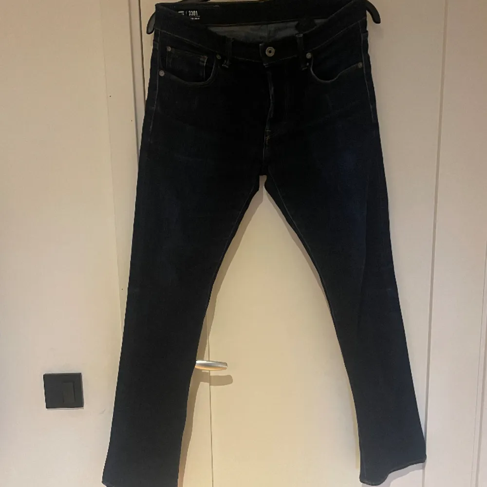 Säljer nu mina g-star jeans då jag ej använder dom längre storlek 31/32 Finns tecken på användning Passformen är straight  . Jeans & Byxor.