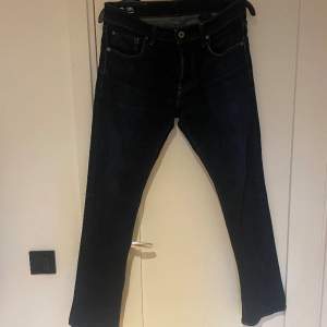 Säljer nu mina g-star jeans då jag ej använder dom längre storlek 31/32 Finns tecken på användning Passformen är straight  