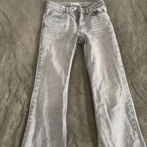 Jeans - Gråa bootcut jeans från Gina tricot. Använda ytterst lite men är lite sönder nötta vid slutet av benen (se sista bilden). Storlek 34. Kostade runt 500 kr nya. Bara att fråga efter bättre bilder då hela bilderna inte fick plats💗