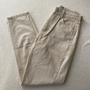 Snygga jeans från Gina Tricot! Storlek 32 och minimal/ingen stretch. 100kr!