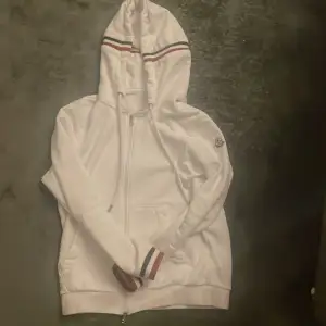 Moncler hoodie vit Storlek m perfekt skick ny men lite för stor för mig pris kan sänkas! Scanen funkar 100%