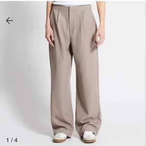 Kostymbyxor  - Beiga/bruna kostymbyxor från lager 157. Ganska stora i modellen. Använda 1 gång. Fint skick. 