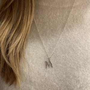 Bokstavshalsband silver  - Bokstavs halsband silver litet Priset diskuteras inte 