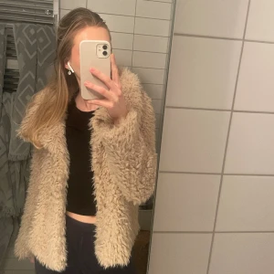 Pälsjacka  - En pälsjacka köpt i London på Primark. Inte kommit till så mycket användning. Jackan är i fint skick, inga defekter. Varit varsamt de fåtal gånger jag använt. 