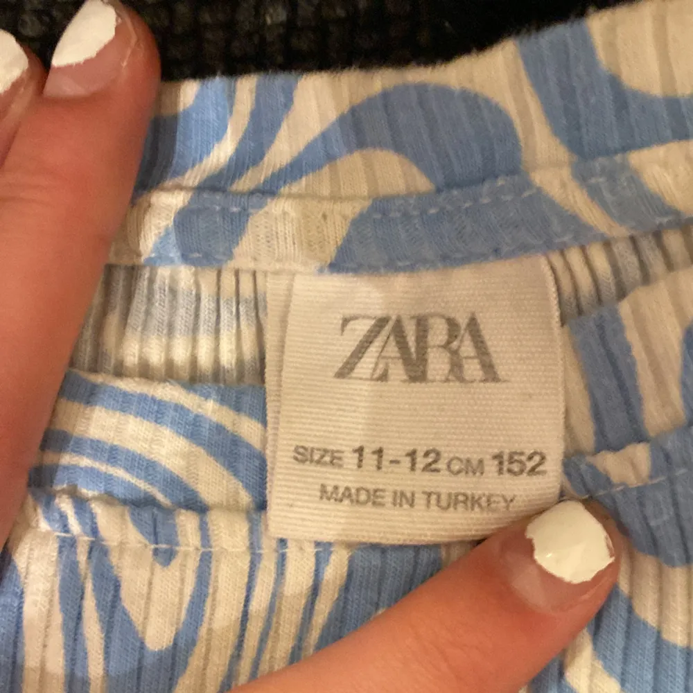 En tröja ifrån Zara i bra skick. Om ni har frågor så är det bara att kontakta mig💕. Tröjor & Koftor.