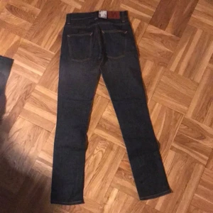 NUDIE JEANS DRY-NAVY W28 L32 - Ett par riktigt najs nudie jeans! Jag köpte dom för inte så länge sedan och dom är helt oanvända. Priset är inte fastspikat!
