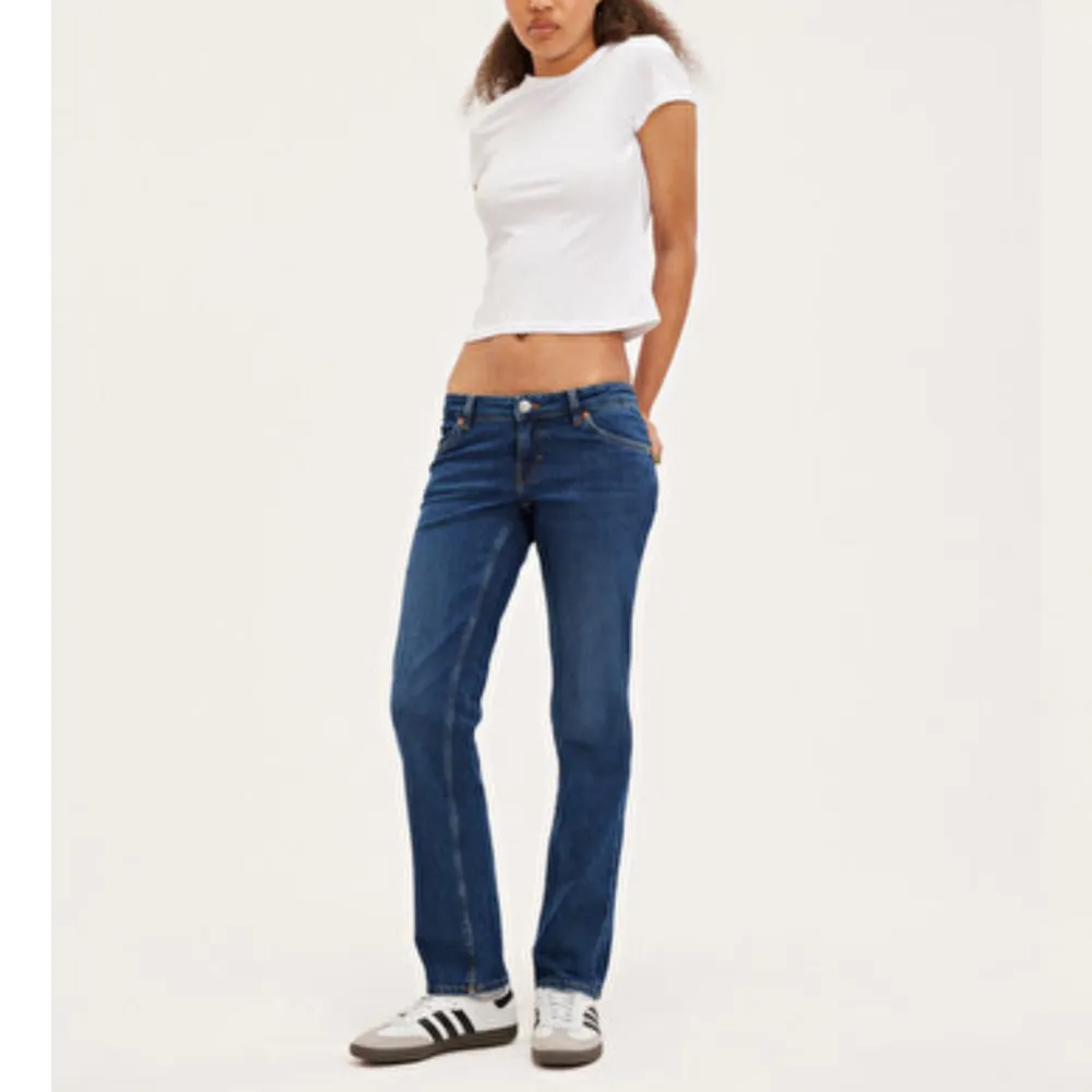 Lågmidjade jeans med raka ben, aldrig använda! Skriv privat för fler bilder💕. Jeans & Byxor.