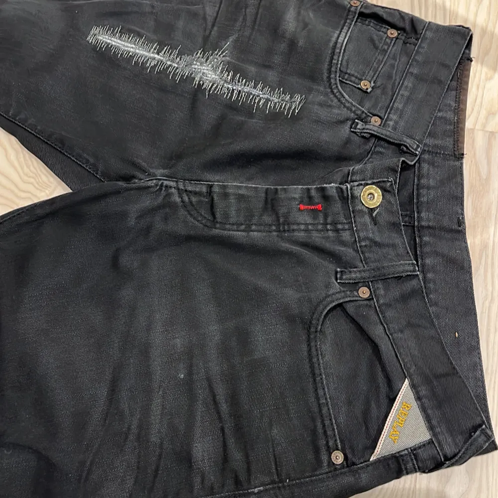 Hej! Säljer ett par riktigt snygga Replay jeans i bra skick! (Slitningarna där fram ska vara så) modellen är inte så gammal. W34L34 true to size. Slim ✅nypris 1800! Färg: svartmörkgrå. Slitstarkt material! Dm vid intresse 😁mvh 💛. Jeans & Byxor.