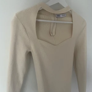 Zara topp - Zaratopp i jättebra skick bara använd 2 ggr 🥰🥰 p