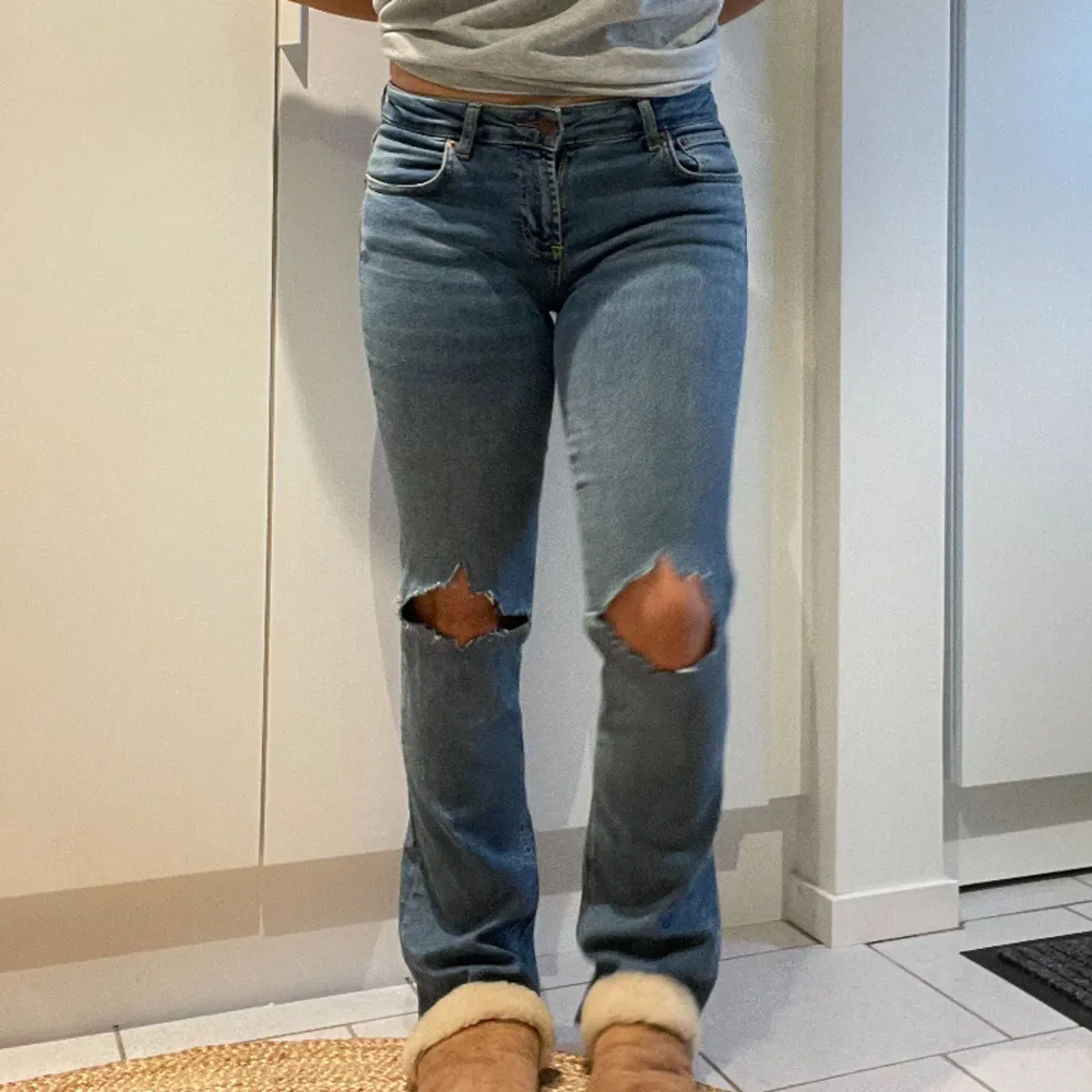 Zara jeans med egenklippta hål. Avklippta för att passa mig som är 160 men passar lite längre också! Aldrig använda. Jeans & Byxor.