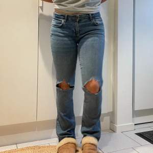 Zara jeans med egenklippta hål. Avklippta för att passa mig som är 160 men passar lite längre också! Aldrig använda