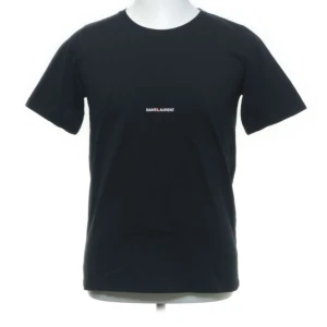 Saint laurant t-shirt - Hej, säljer min rikigt snygga saint laurant s-T-shirt. Storlek M och sitter väldigt bra. Skick 9,5/10 väldigt sparsamt använd. Mitt pris-2399kr Pris kan diskuteras vid snabb affär🤝