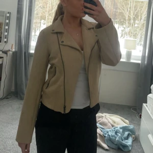 Mocka jacka  - Super fin i jötte bra skick från pieces! Perfekt nu för våren!