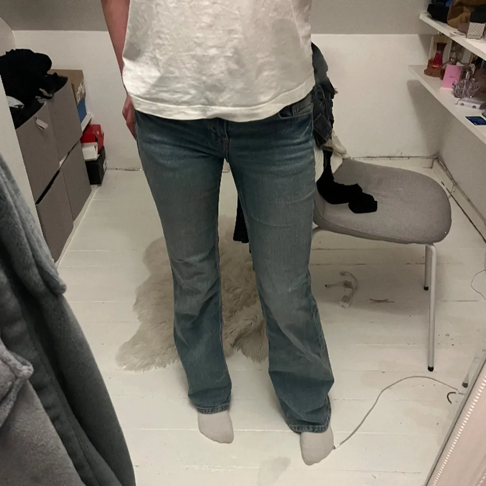 Dessa lowwaist jeans köpte jag för ungefär ett år sen och är i väldigt bra skick! Den kan även stretcha i midjan rätt bra så passar även 36.. Jeans & Byxor.