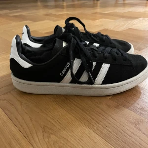 Adidas Campus skor  - Säljer mina Adidas campus i fint skick. Använda men har blivit väl omhändertagna! Nypris ca. 1200kr. Skriv för fler bilder eller frågor❣️