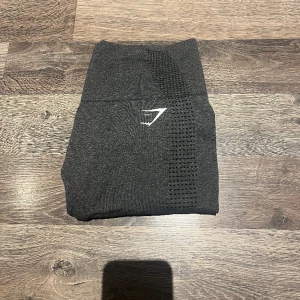 Gymshark Träningsbyxor  - Säljer dessa träningsbyxor då de är för små för mig, Strl S, men jag skulle säga att det sitter som XS. Priset kan även diskuteras!!💕