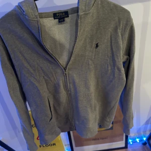 Ralph lauren zip tröja - Storlek XL krymt till L  Skick 6/10  Passformen på botten är lite off 