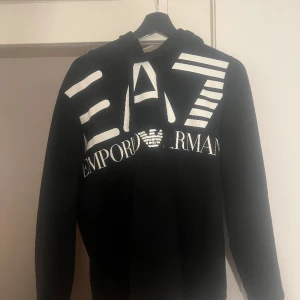Armani Hoodie strl S herr - Armani Hoodie strl S herr Med luva!   Armani tunn hoddie super fin!  Strl S   Kommer från djur och rökfritt hem