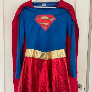 Superwomen dräkt - Storlek xs men motsvarar även st S och M. Använd 1 gång vid utklädnad. Köpt på Temu för 500 kr. 