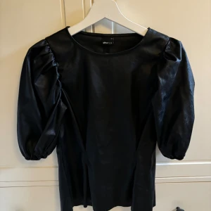 Svart top - Cool svart topp i skinnimitation