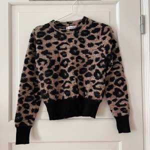 Leopard ”knit” tröja från Zara i storlek M men passar XS-M. Tröjan är lite ”hårig/fluffig”. Sitter åt i midjan och vid ärmarna. Använd ett fåtal gånger, i fint skick. Bara att fråga om det är något du undrar! Liten i storlek.