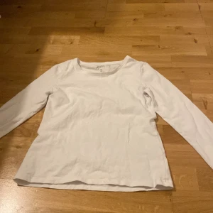 Vit långärmad tröja - Vit långärmad tröja från Ullared, använda typ 10 gånger men fortfarande bra skick, original pris 50kr