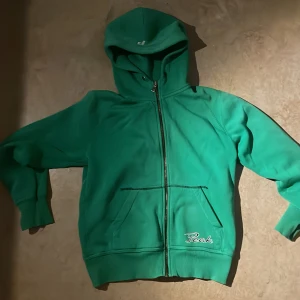 Peak Performance kofta!💚 -  Jag säljer en peak performance kofta i färg grön!💚 Den är lite sönder vid armarna kolla ⚠️bild ⚠️ så jag kommer sälja den för ett  lägre pris. 