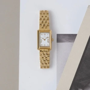 Mockberg Timeless gold klocka  - Mockbergs klocka i timeless gold köptes för 1600kr säljs nu för 1000kr pågrund ut av att den är i väldigt fint skick och försiktigt använd  Mockbergs box följs med till klockan vid önskemål 🤍