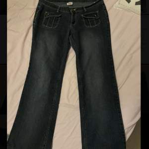 Skitsnygga lågmidjade jeans i storlek 42 som är köpta secondhand men kommer aldrig till användning tyvärr😊