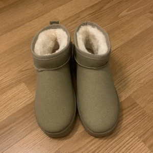 Uggs liknande  - Säljer dessa oanvända skorna då dem inte passade. Dem är i stolek 36 men är väldigt små i storleken. Färgen är grå beige. Ny pris 595