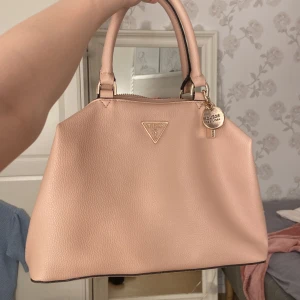 Rosa guess väska - Säljer min fina rosa väska ifrån guess. Helt ny och köpt för 2000