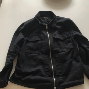 Overshirt - Skön overshirt från zara. Storlek L/M. Priset kan diskuteras vid snabb affär.