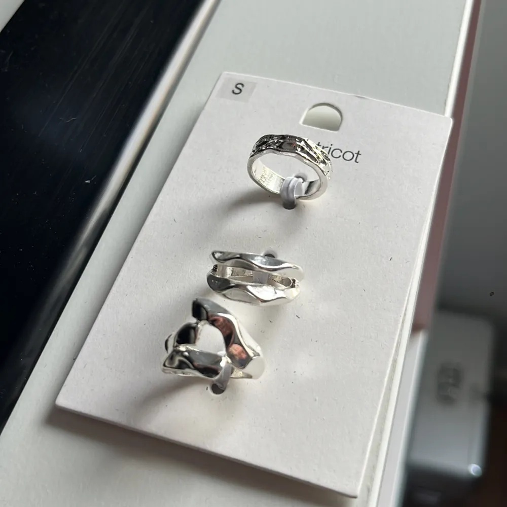3 pack silver ringar från ginatricot, helt nya och endast testade💞 Sitter kvar på orginalförpackning💞. Accessoarer.