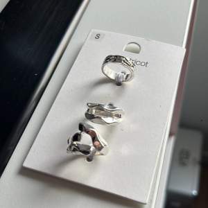 3 pack silver ringar från ginatricot, helt nya och endast testade💞 Sitter kvar på orginalförpackning💞