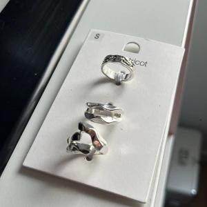 3 pack helt nya ringar - 3 pack silver ringar från ginatricot, helt nya och endast testade💞 Sitter kvar på orginalförpackning💞
