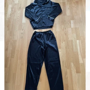 Pyjamas - Säljer denna fina pyjamas.