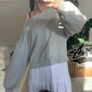 Off-shoulder sweatshirt - Avklippt sweatshirt❤️bra kvalitet, inte nopprig alls!