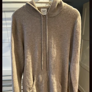 Cashmere hoodie - Säljer riktigt snygg cashmere hoodie från John Henric i storlek L. Ny pris 1899 kr. Hoodien är i väldigt bra skick utan några defekter. Skriv privat för frågor eller fler bilder!