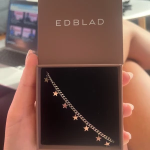 Edblad armband - Armband från Edblad. Kedja med stjärnor. Oanvänd.  !säljer båda armbanden på bild 2! ( Säljes pga använder ej silver ) Org. Pris: 399 :- 
