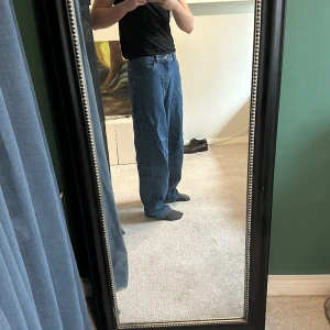 Polar Big boy jeans - Polar Big boy jeans i storlek medium, blue wash med gamla loggan. Det är i bra skick men lite slitna vid foten av byxorna. Pris går att diskuteras.