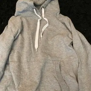 Säljer nu min gråa hoodie från OTP den är en storlek M men känns mindre på, säljer för 120kr +frakt. Nyskick 💋  (Kan tänka mig att sänka priset)