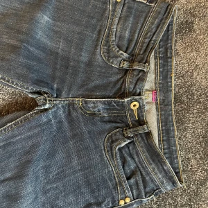 Lågmidjade jeans - Ett par jättesnygga lågmidjade jeans. De är storlek 34.
