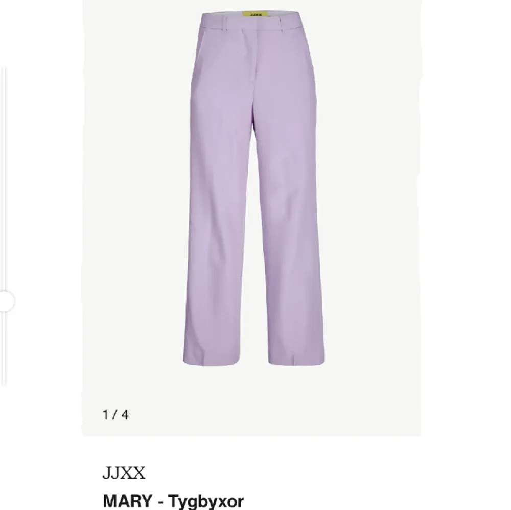 Högmidjade lila kostymbyxor från JJXX. Modellen heter JXMary Regular HW Pant Noos, färg Violet Tulle. Strl W28/L32.  Nya och endast provade på en gång. Kolla andra bilden för exakt färg.. Jeans & Byxor.