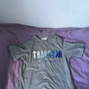 Trapstar  - Den är i jätte bra skick. Köpte hela dressen för 2400 men vill sälja den för 800 priset kan diskuteras 