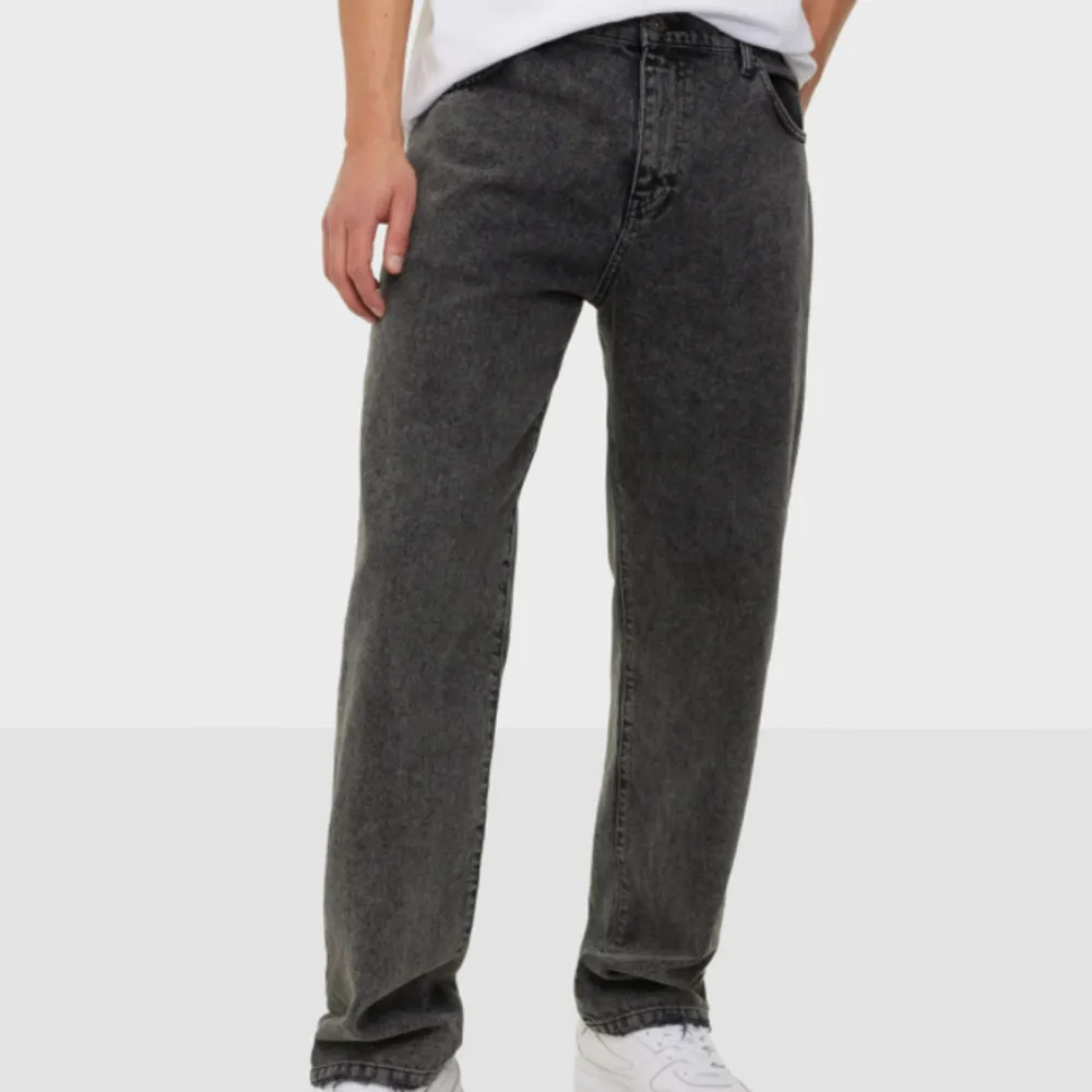 Hej, ett par jeans från woodbird, dem har inga fläckar eller skador, använda ett fåtal gånger. Nypris 899 men säljer dem för 500. Jeans & Byxor.